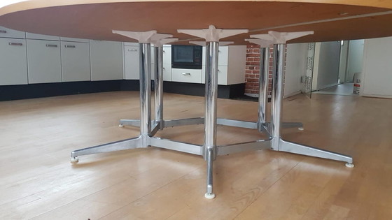 Image 1 of Grote ronde vergadertafel met 'segmented' poot