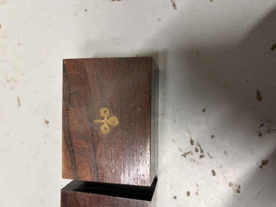 Petites boîtes contenant des jetons de jeu anciens chinois en nacre du XIXe siècle. Les jetons présentent des (photo 6 of 7)