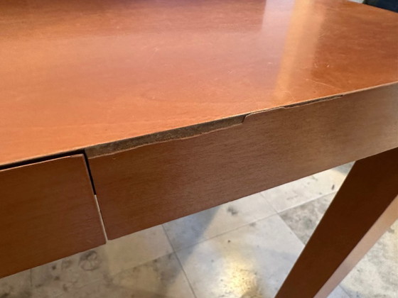 Image 1 of Escritorio de diseño elegante con superficie curva.