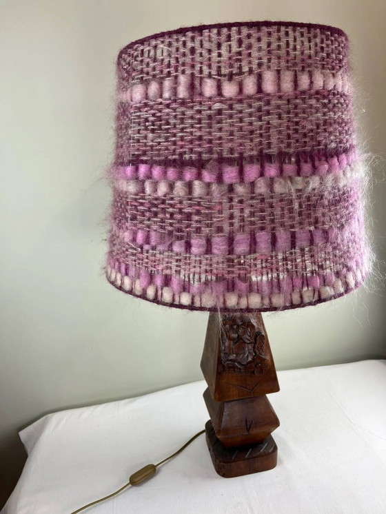 Skulptierte Holz-Tischlampe, Woll-Lampenschirm. – Tischlampen, Wool, Wood, Brutalist (photo 18 of 19)