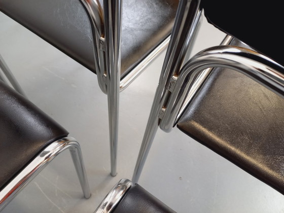 Image 1 of Suite de 6 chaises italiennes empilables vintage en métal chromé et skai noir des années 70 80