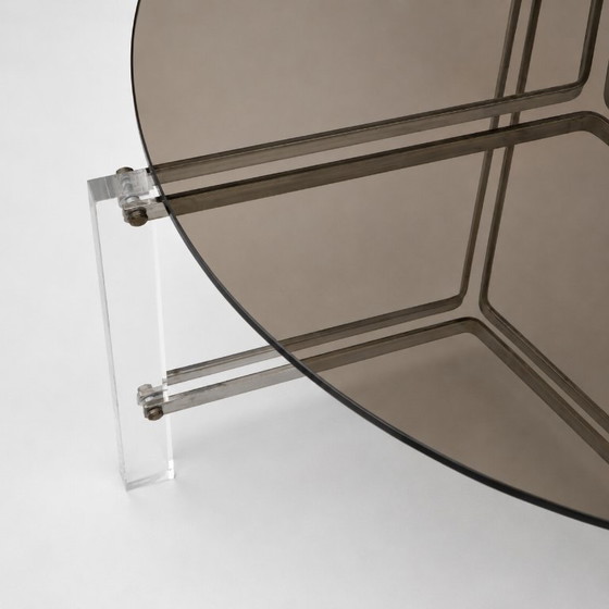 Image 1 of Table basse ronde vintage en verre fumé et plexiglas – années 1970