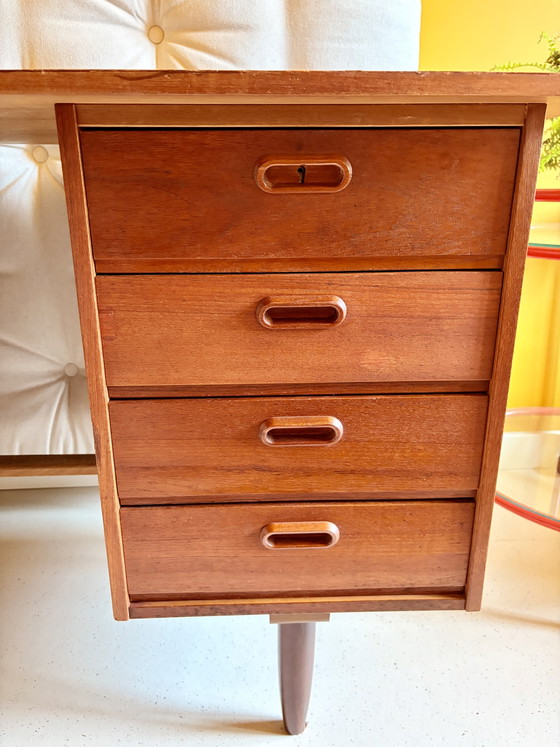 Image 1 of Scrivania danese vintage in teak, design di metà secolo degli anni '60.