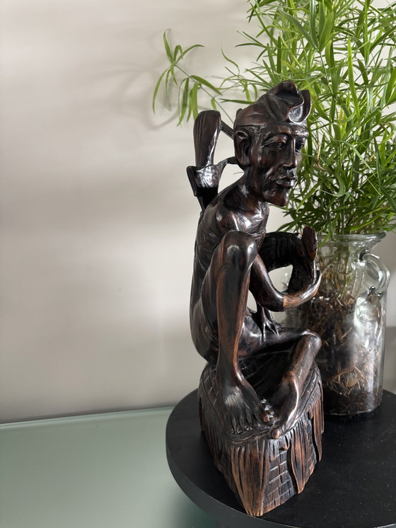 Image 1 of Statue en bois sculptée à la main d'un pêcheur.