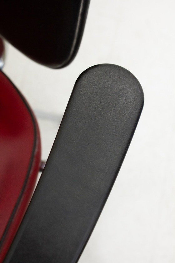 Image 1 of Vintage metalen stoel met zwart rode skai leren bekleding 