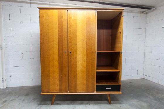 Image 1 of Französischer Kleiderschrank mit geschwungenen Beinen, 3 Türen, 1 Spiegel (27 x 130 cm) und 1 Schublade