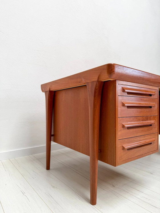 Image 1 of Vintage Deens design teakhouten directiebureau van Ib Kofod-Larsen, mid-century modern schrijfbureau, jaren 60