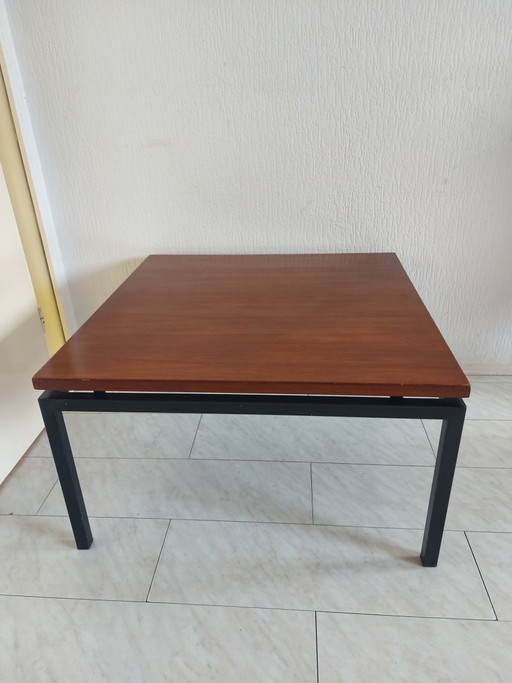 Tavolino da caffè vintage con struttura in metallo nero