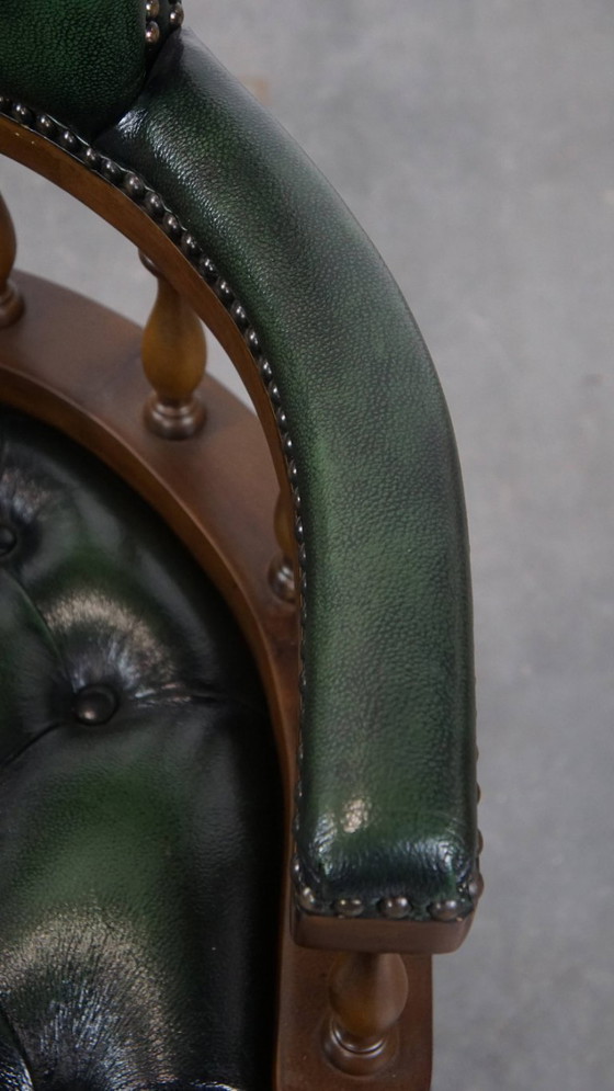 Image 1 of Dunkelgrüner Chesterfield-Bürostuhl aus Rindsleder und Holz auf Rollen