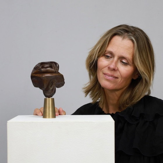 Image 1 of Mia Moreaux. Escultura de bronce «Labios» con base de latón, Bélgica, década de 1990