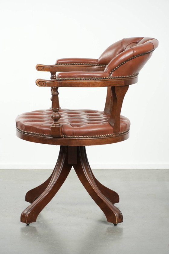 Image 1 of Draaibare rundleren Engelse stijl chesterfield bureaustoel in een mooie bruine kleur