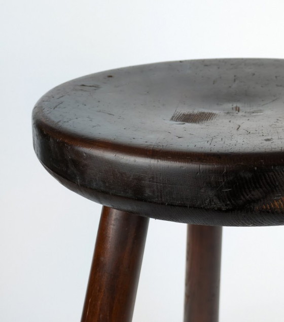 Image 1 of Rustikaler Dreibeinhocker aus gebeizter Kiefer, 1950er Jahre
