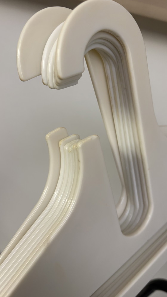 Image 1 of 7 kunststof wit kledinghangers Danilo Silvestrin Lambert