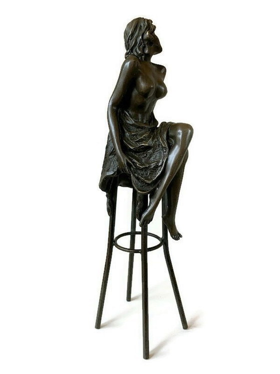 Image 1 of Statue en bronze Femme demi-nue sur tabouret