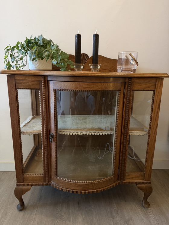 Image 1 of Antiek vitrinekastje met gebogen glas