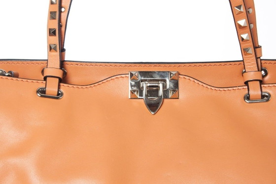 Image 1 of Sac cabas Valentino Garavani Rockstud Trapeze orange.