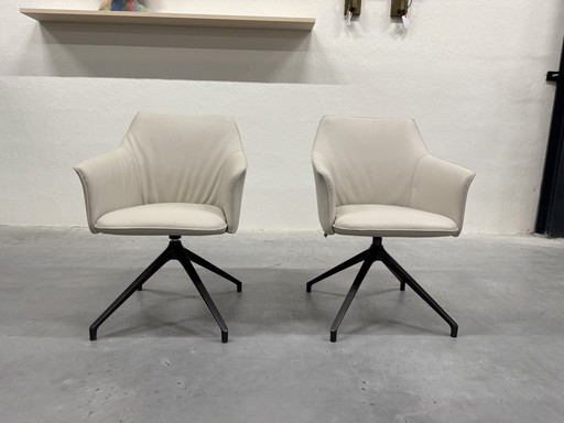 2 Leolux Mara Cruz dining chairs Senso pampas