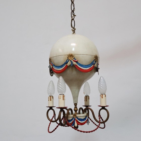 Image 1 of Lámpara de araña con globo aerostático de diseño francés Toleware, antigüedades modernas de los años 50