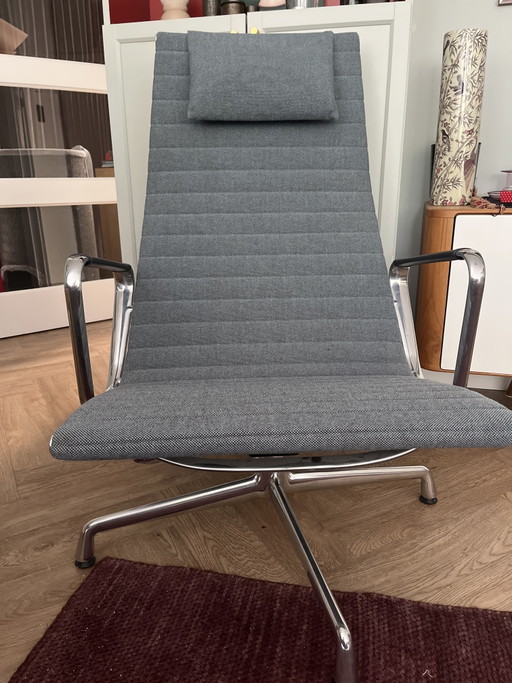 Vitra Fauteuil EA124 – Leather, Textile