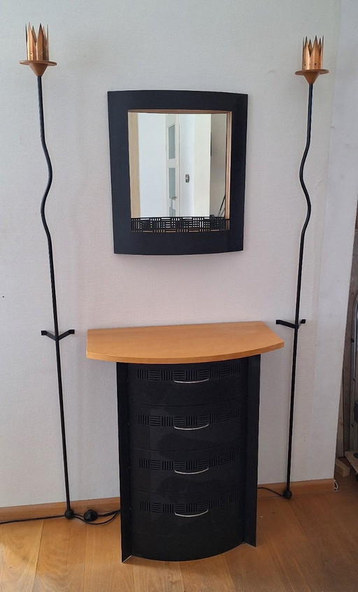 Set di armadietti a muro con lampade da terra e specchio coordinati