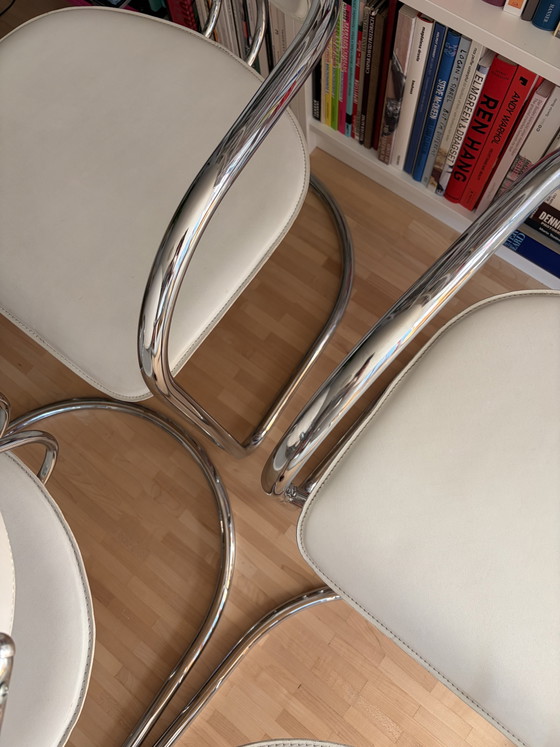 Image 1 of 6 hoogwaardige cantileverstoelen met chromen frame en witte Skai-bekleding.