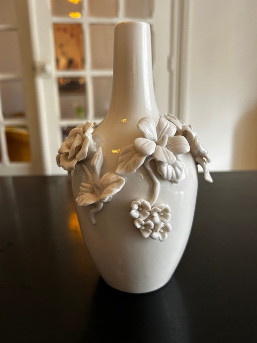 vase en céramique avec applications de fleurs