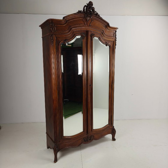 Image 1 of Armadio in legno intagliato in stile francese Luigi XV con ante a specchio