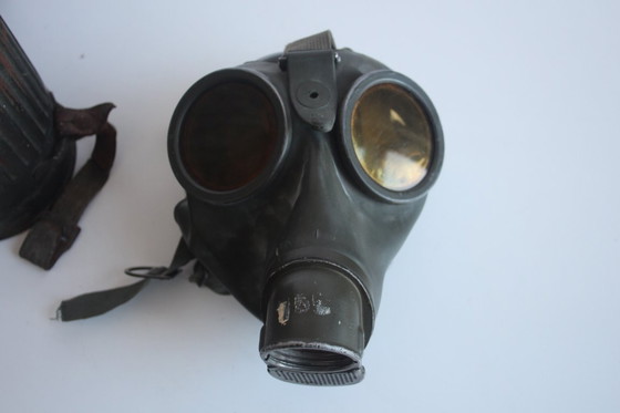 Image 1 of Origineel gasmasker uit de Tweede Wereldoorlog met naamplaatje en soldatenrang, circa 1940