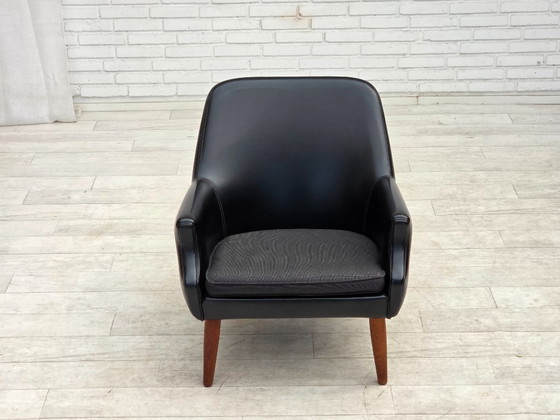 Image 1 of Anni '70, poltrona danese, similpelle, gambe in legno di teak.