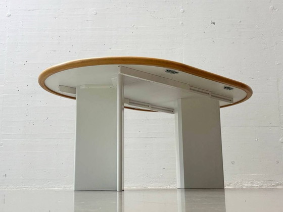 Image 1 of Tavolo da pranzo rotondo bianco, allungabile in legno massiccio