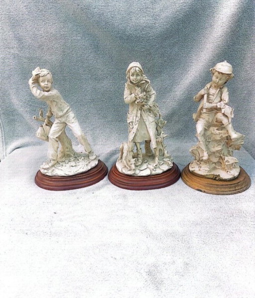 Ensemble de 3 statues de Capodimonte, vintage, en bon état – beeldhouwkunst, Porcelain, Wood