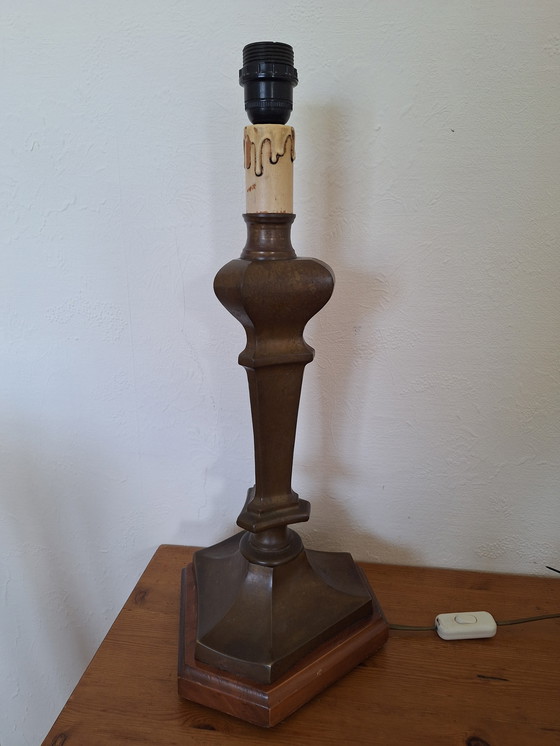 Image 1 of Lampada da tavolo vintage in ottone massiccio con base in legno