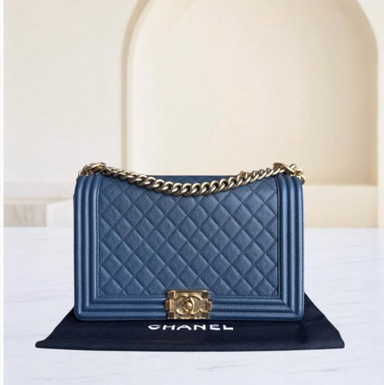 Image 1 of Chanel Boy New Medium - Caviar 28CM Piel de becerro granulada acolchada Azul Herrajes dorados Serie 23