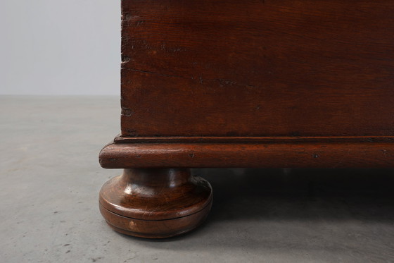 Image 1 of Armadio antico francese in quercia intagliato a mano del XVI secolo