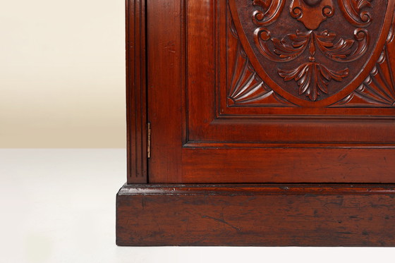 Image 1 of Vetrina o libreria in stile Art Nouveau in rovere con intagli e ante in vetro