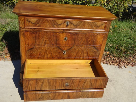 Image 1 of Commode Louis Philippe en noyer et ronce de noyer