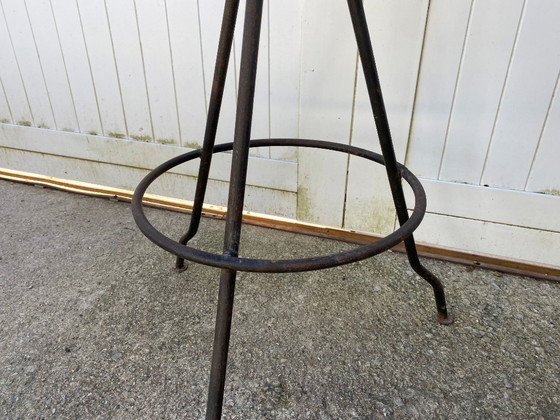 Image 1 of Paar industriële metalen draaibare barkrukken uit de jaren 50