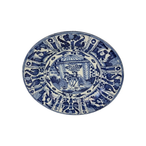 Grand plat en porcelaine japonaise avec des personnages, 20e siècle