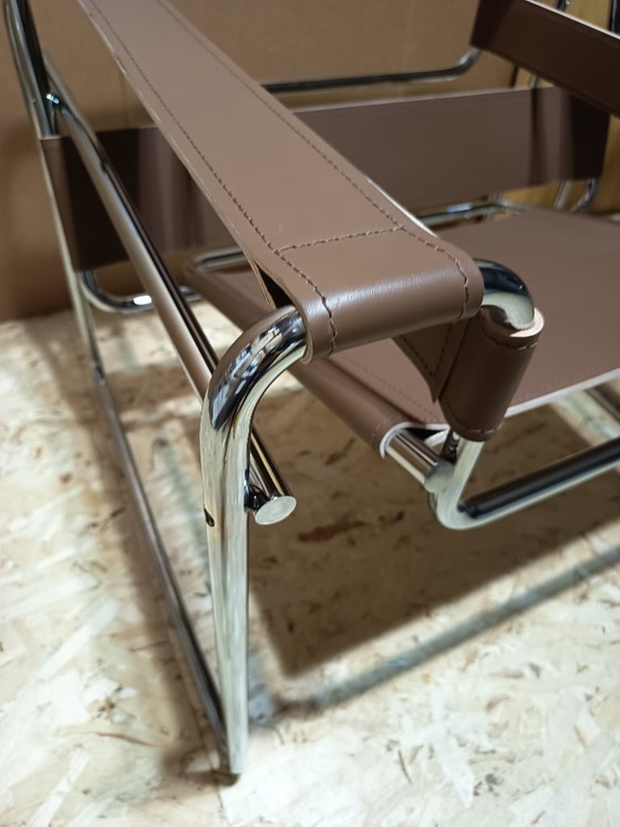 Image 1 of Poltrone Knoll Wassily B3 2 nuove/usate in pelle color noce di Marcel Breuer € 4.400