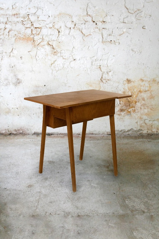 Toeletta vintage in legno con rivestimento in velluto rosso – Tolette (photo 3 of 8)