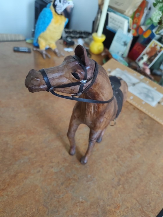 Cavallo in pelle con sella, alto 35cm. – Oggetti decorativi, Metallo (photo 3 of 8)