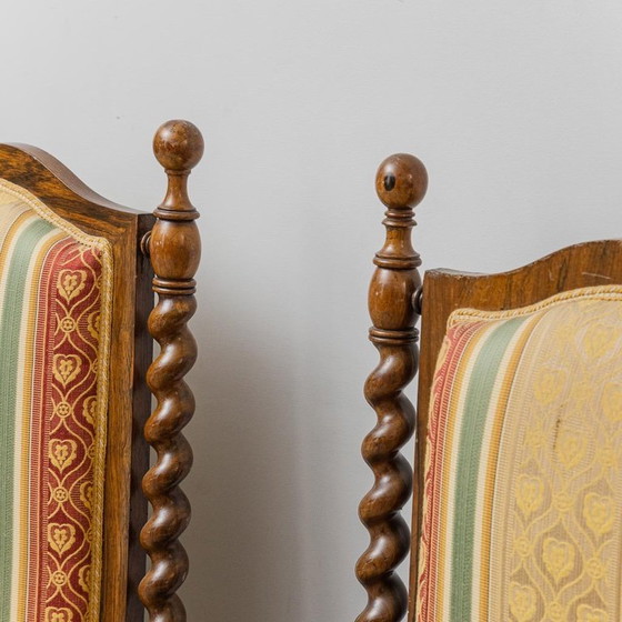 Image 1 of PAAR ANTIKE SESSEL AUS HOLZ UND STOFF MIT ARMLEHNEN – KLASSISCHER STIL