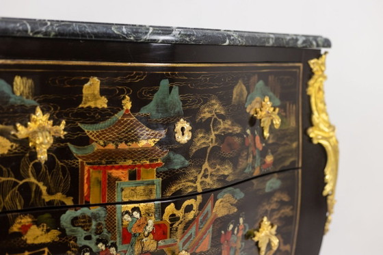 Image 1 of Commode sauteuse de style Louis XV en laque. Années 1950.