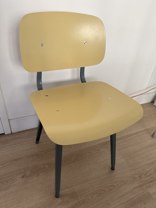 1 chaise de révolte