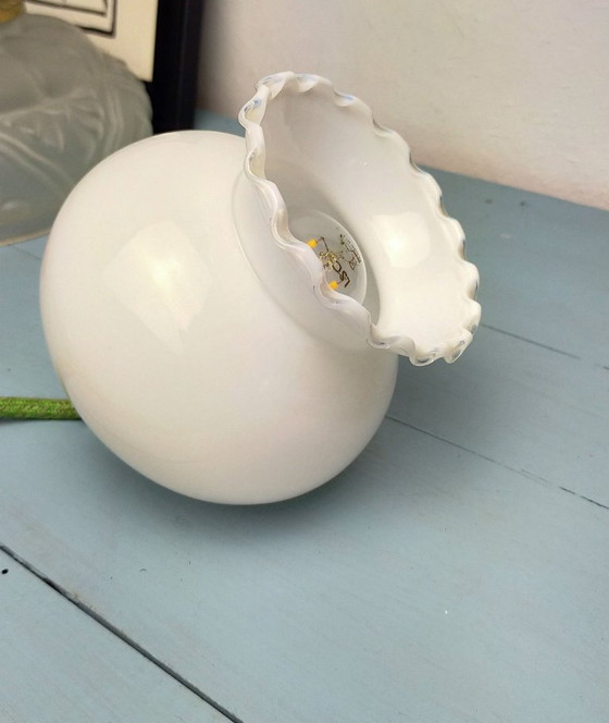 Lámpara de mesa de opalina blanca, Le siècle des Lmumières, Lámparas de mesa, Vidrio, Metal, Dorado (foto 7 de 8)