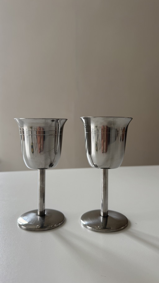 Par de tazas vintage de acero inoxidable: atemporales y decorativas.