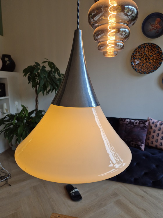 Image 1 of Lampe spatiale Glasshutte opaline chromée