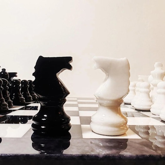 Image 1 of Jeu d'échecs de luxe vintage des années 1970 en véritable albâtre de Volterra sculpté à la main - Noir et blanc - Fabriqué en It