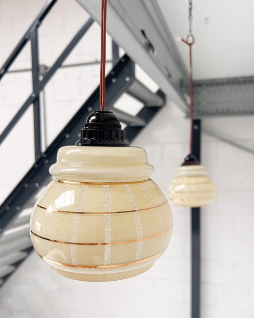 Set aus 2 Vintage-Deckenlampen mit Goldlinien, 1960er Jahre – hanglampen, Glass (photo 2 of 11)