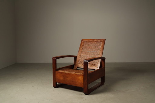 Sillón de salón de teca de estilo arquitectónico de mediados de siglo con asiento de mimbre, década de 1950.